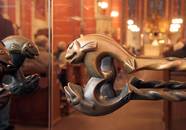 Detail des bronzenen Griffes der Glastür. Der Fisch steht seit frühster Zeit für Christus und das Christentum
