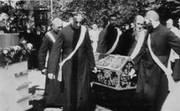 St. Wedelin-Prozession, 1932, Missionsbrüder tragen die Lade mit dem Heiligen